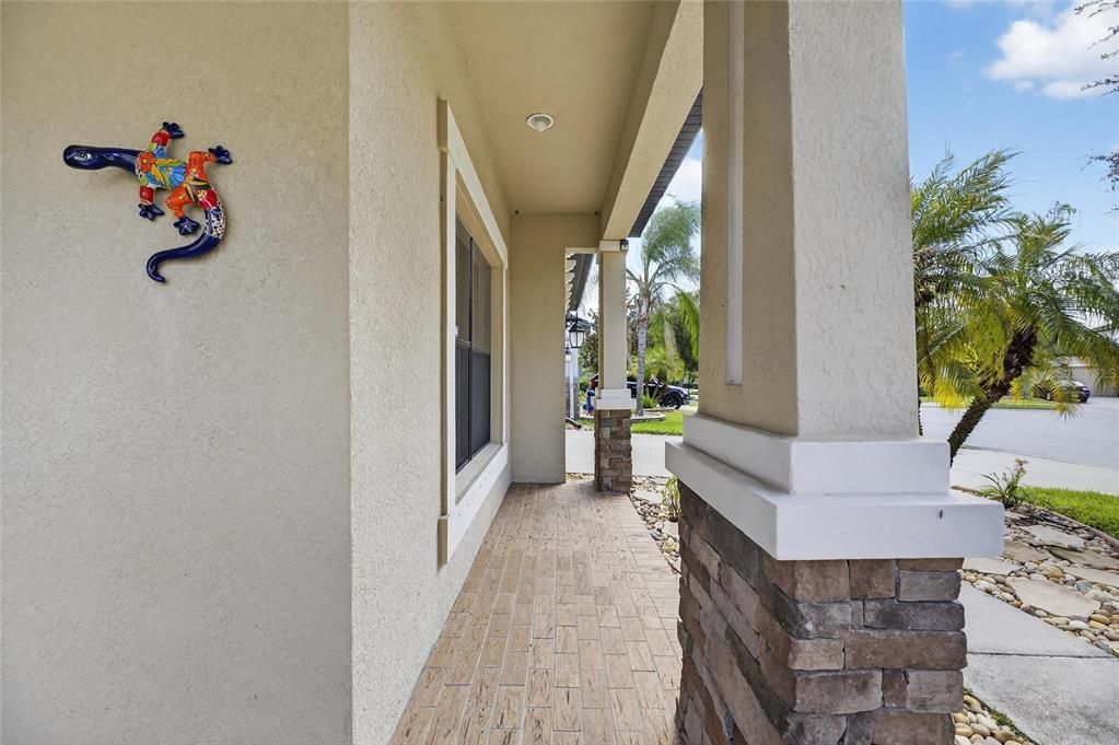 合同活跃: $2,600 (4 贝兹, 2 浴室, 2073 平方英尺)