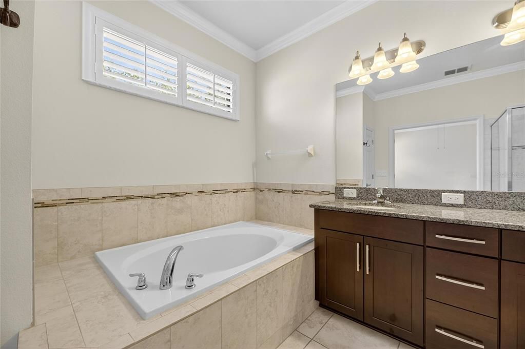 合同活跃: $2,600 (4 贝兹, 2 浴室, 2073 平方英尺)