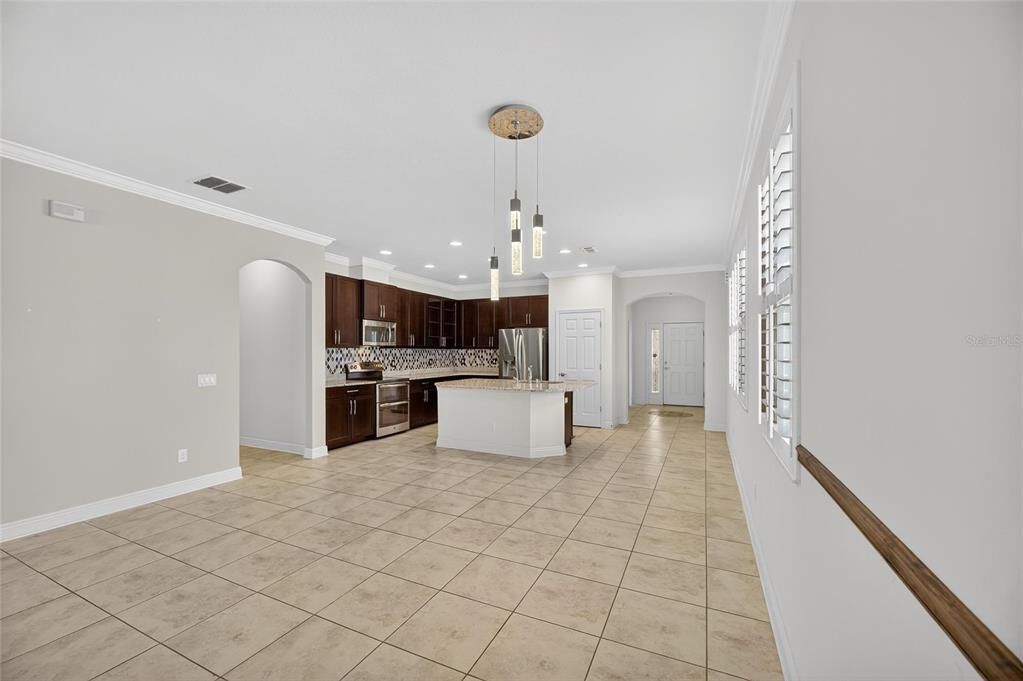 合同活跃: $2,600 (4 贝兹, 2 浴室, 2073 平方英尺)