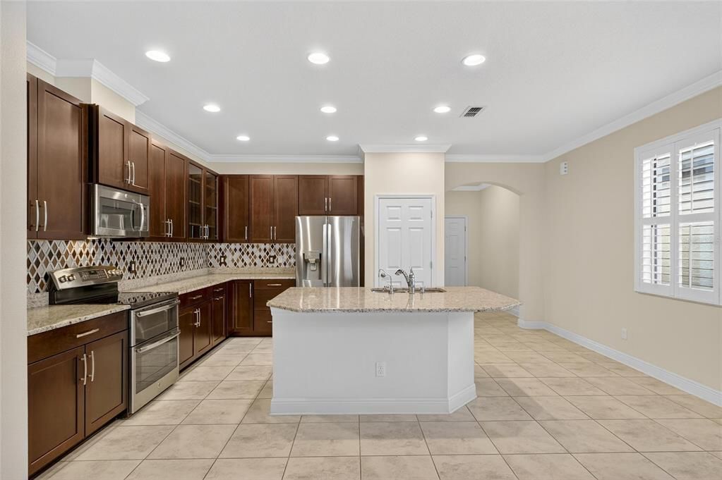 合同活跃: $2,600 (4 贝兹, 2 浴室, 2073 平方英尺)