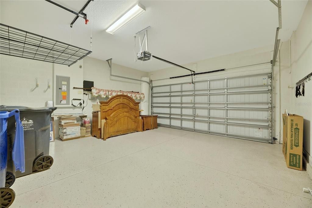 合同活跃: $2,600 (4 贝兹, 2 浴室, 2073 平方英尺)