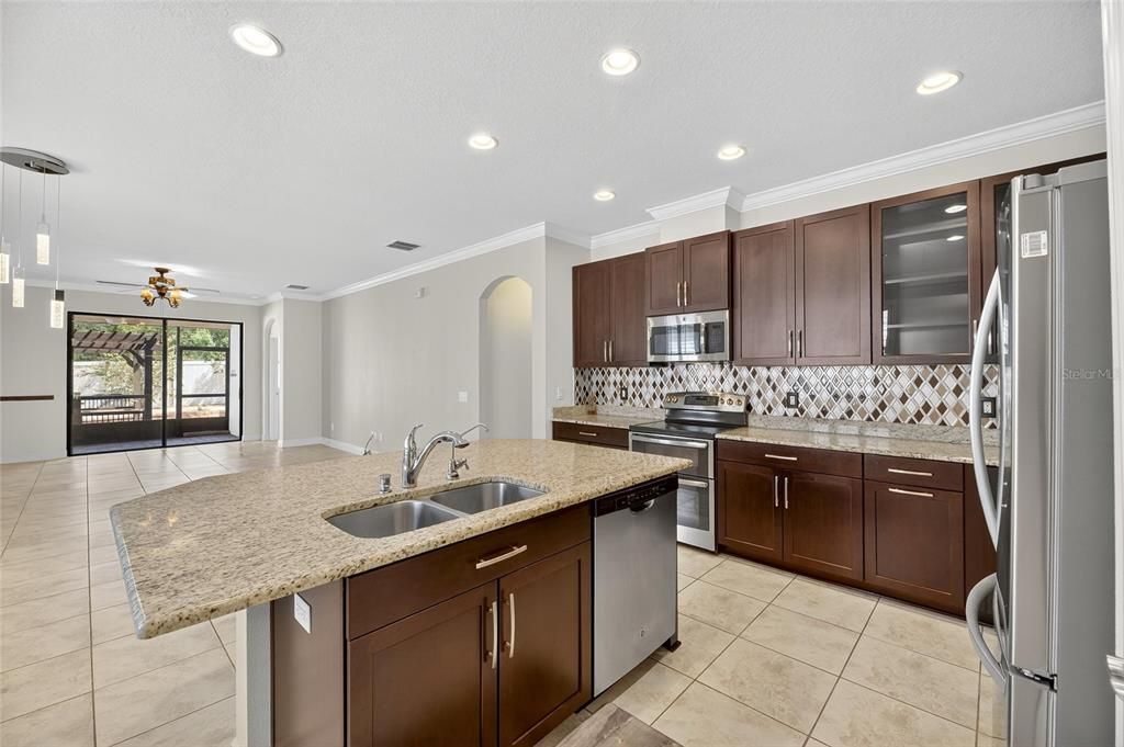 合同活跃: $2,600 (4 贝兹, 2 浴室, 2073 平方英尺)