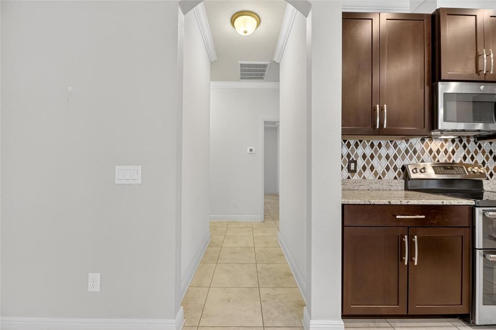 合同活跃: $2,600 (4 贝兹, 2 浴室, 2073 平方英尺)