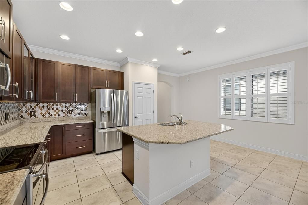 合同活跃: $2,600 (4 贝兹, 2 浴室, 2073 平方英尺)