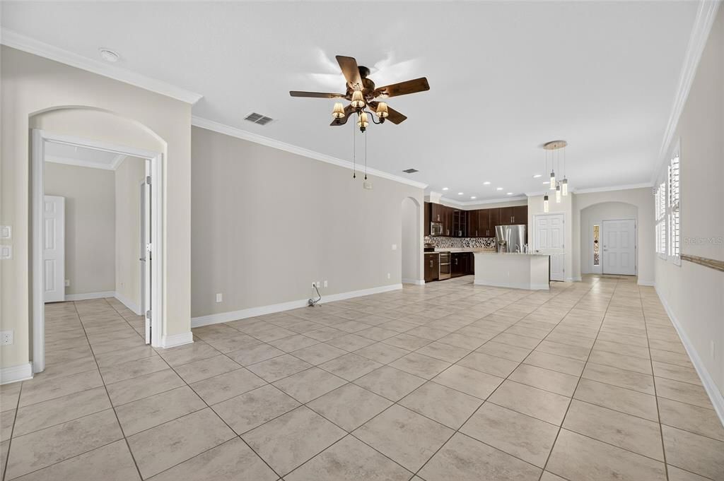 合同活跃: $2,600 (4 贝兹, 2 浴室, 2073 平方英尺)