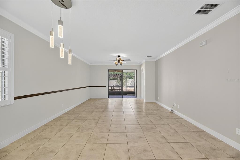 合同活跃: $2,600 (4 贝兹, 2 浴室, 2073 平方英尺)