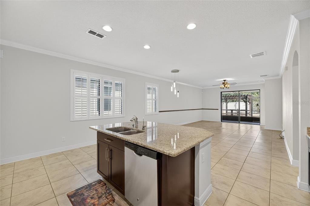 合同活跃: $2,600 (4 贝兹, 2 浴室, 2073 平方英尺)