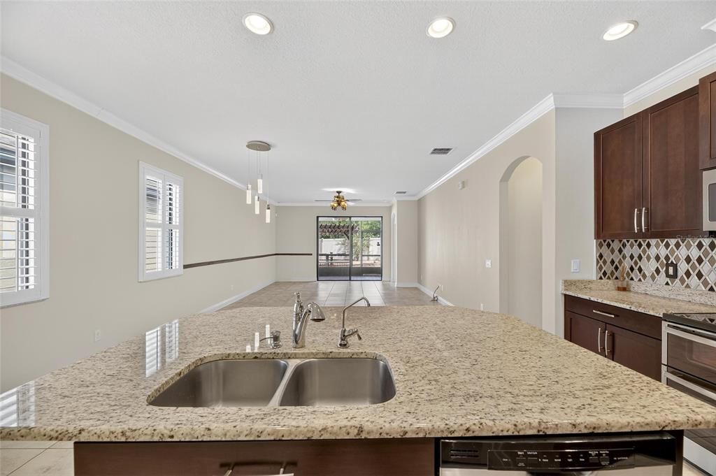 合同活跃: $2,600 (4 贝兹, 2 浴室, 2073 平方英尺)