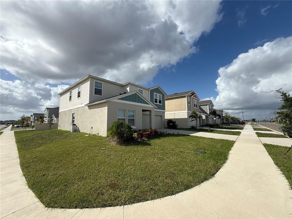 出租: $2,400 (5 贝兹, 3 浴室, 2888 平方英尺)