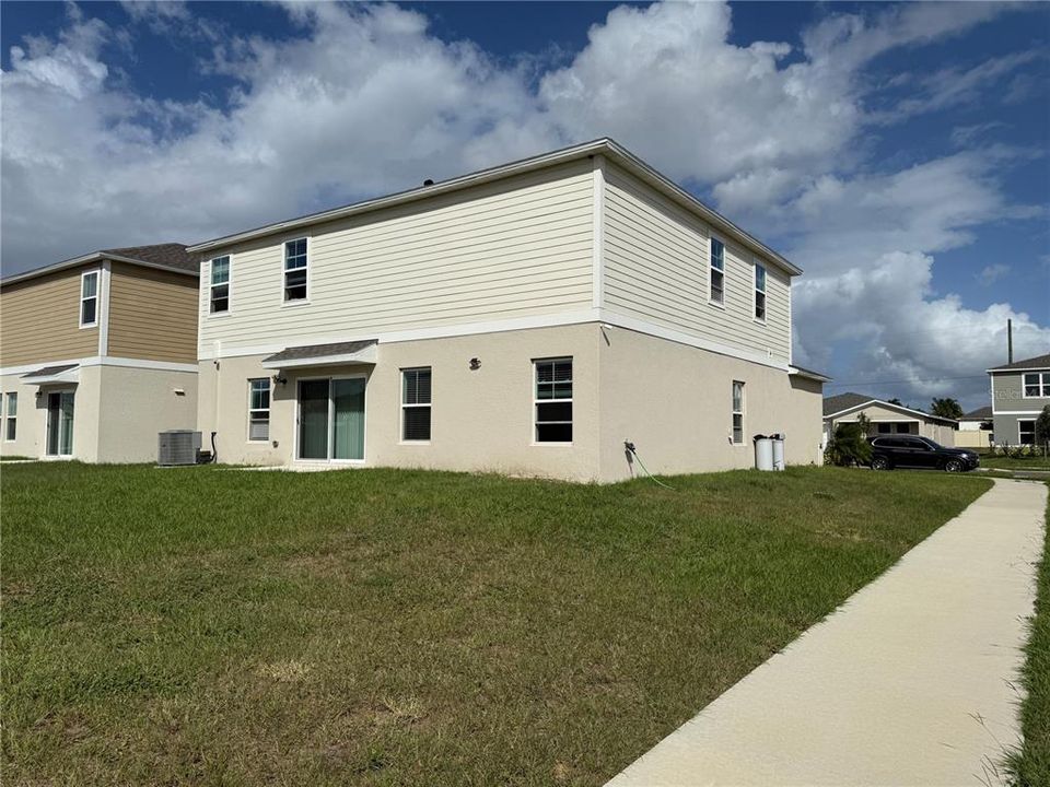 出租: $2,400 (5 贝兹, 3 浴室, 2888 平方英尺)