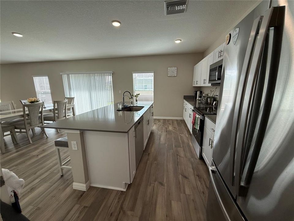 出租: $2,400 (5 贝兹, 3 浴室, 2888 平方英尺)