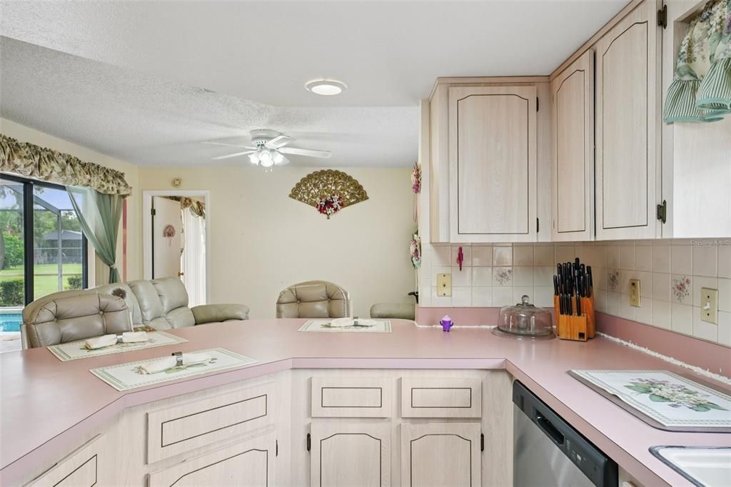 Active With Contract: $300,000 (3 beds, 3 baths, 1780 Square Feet)