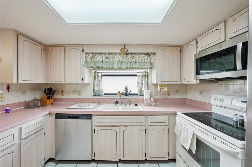 Active With Contract: $300,000 (3 beds, 3 baths, 1780 Square Feet)