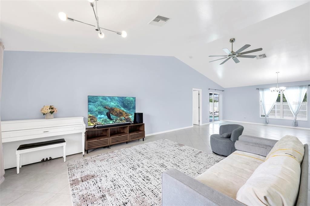 合同活跃: $459,999 (3 贝兹, 2 浴室, 2028 平方英尺)