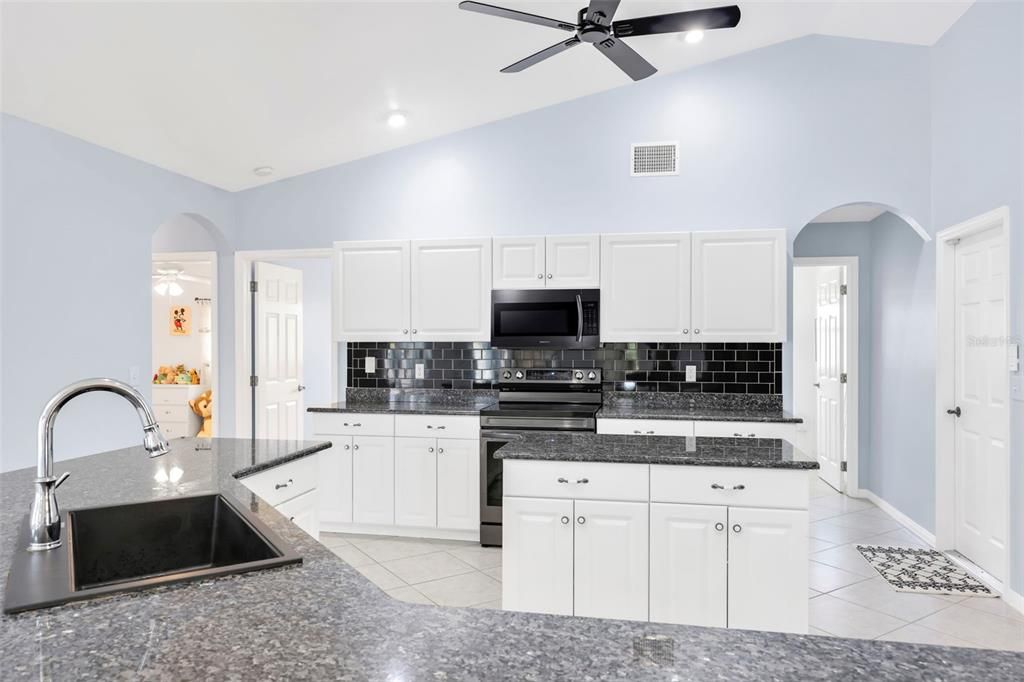 合同活跃: $459,999 (3 贝兹, 2 浴室, 2028 平方英尺)