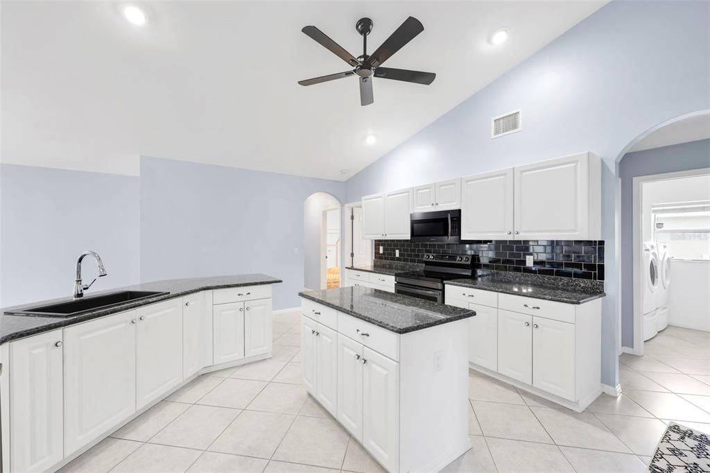 合同活跃: $459,999 (3 贝兹, 2 浴室, 2028 平方英尺)