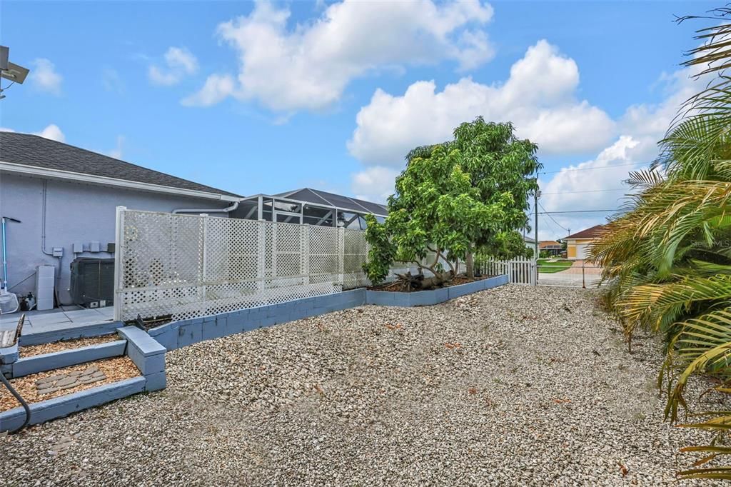 合同活跃: $459,999 (3 贝兹, 2 浴室, 2028 平方英尺)