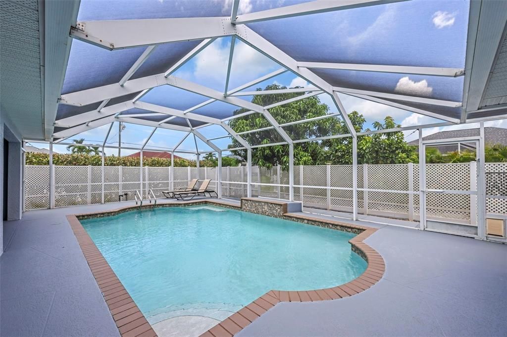 合同活跃: $459,999 (3 贝兹, 2 浴室, 2028 平方英尺)