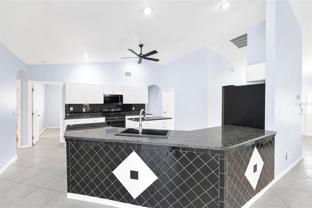 合同活跃: $459,999 (3 贝兹, 2 浴室, 2028 平方英尺)