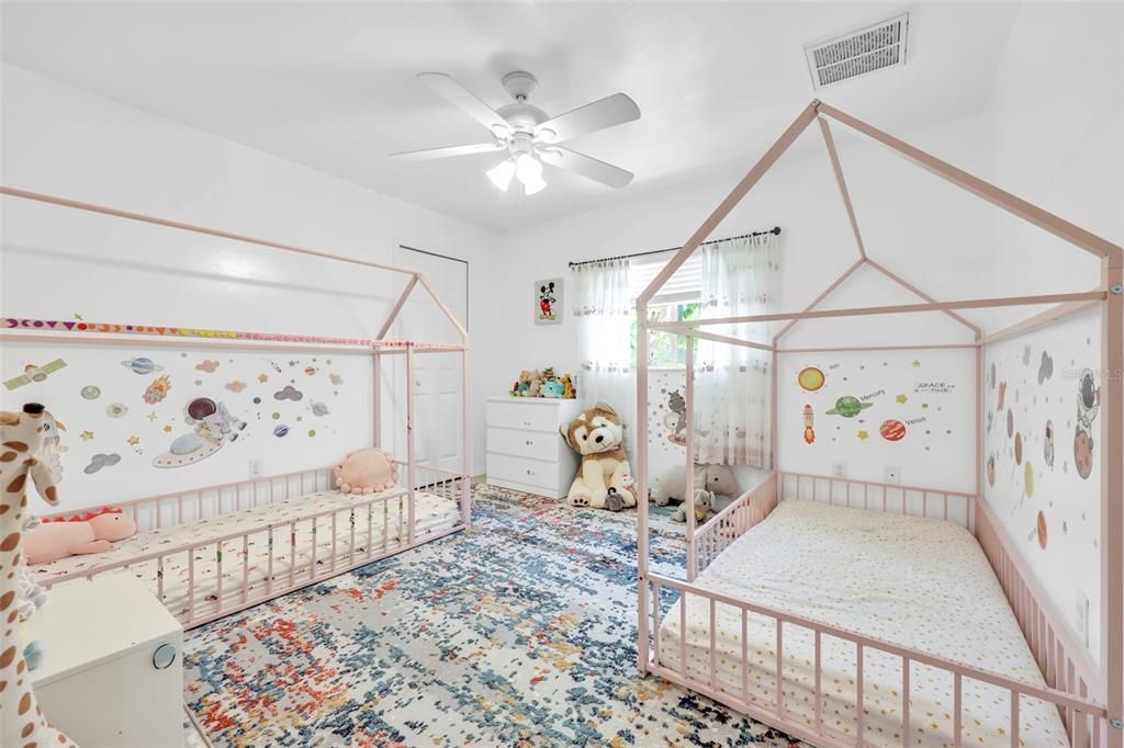 合同活跃: $459,999 (3 贝兹, 2 浴室, 2028 平方英尺)