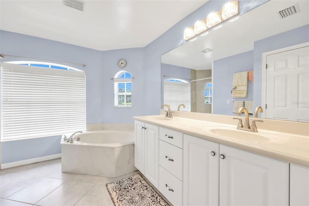 合同活跃: $459,999 (3 贝兹, 2 浴室, 2028 平方英尺)