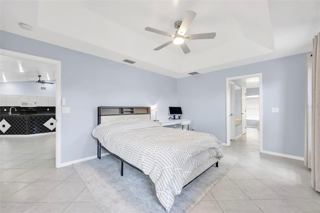 合同活跃: $459,999 (3 贝兹, 2 浴室, 2028 平方英尺)