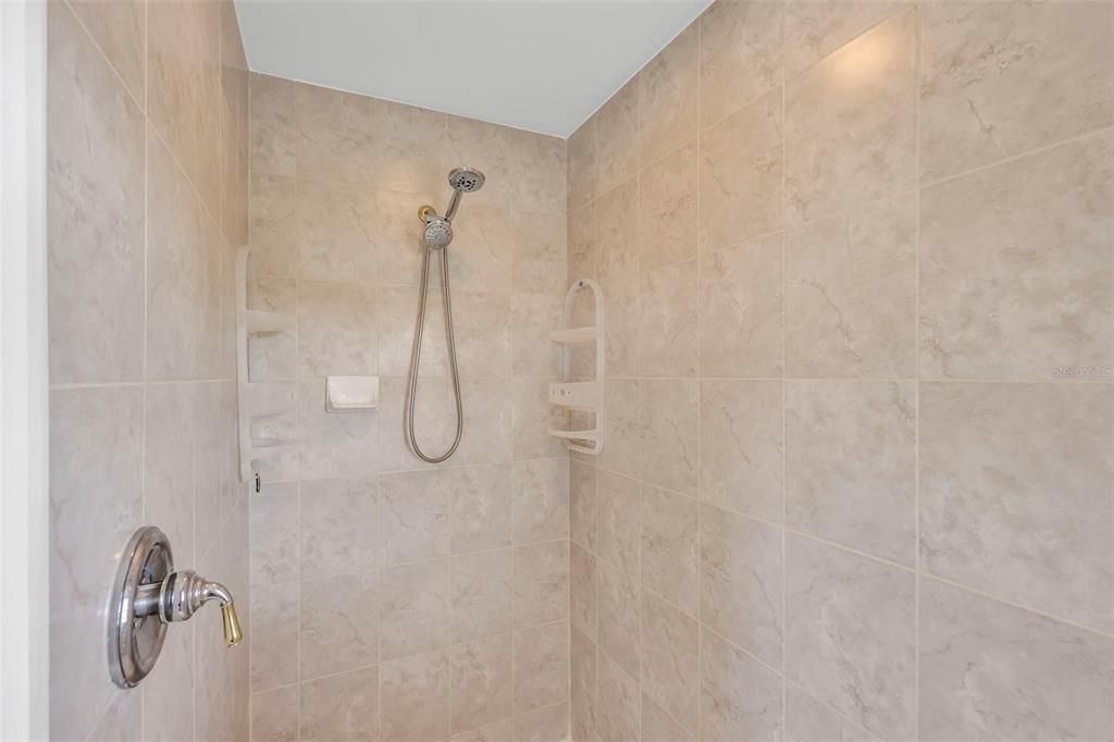 合同活跃: $459,999 (3 贝兹, 2 浴室, 2028 平方英尺)