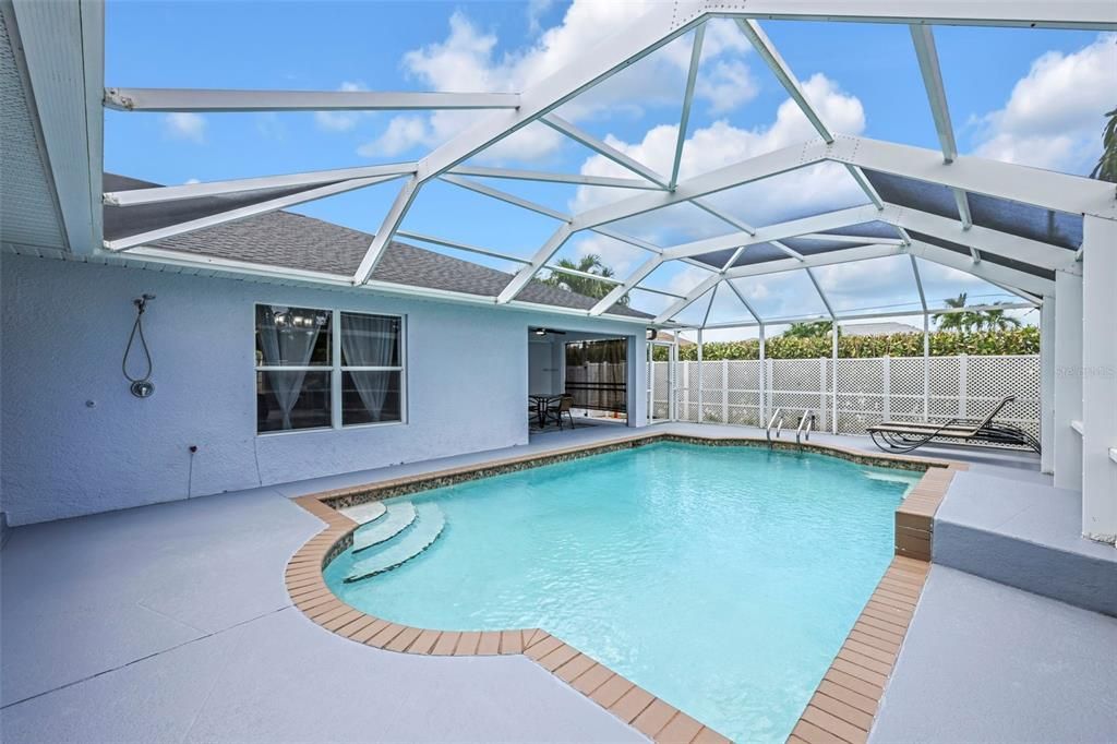 合同活跃: $459,999 (3 贝兹, 2 浴室, 2028 平方英尺)