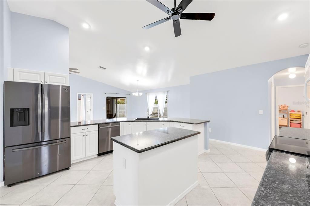 合同活跃: $459,999 (3 贝兹, 2 浴室, 2028 平方英尺)