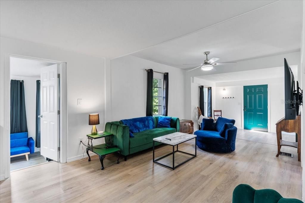 待售: $270,000 (3 贝兹, 1 浴室, 1086 平方英尺)