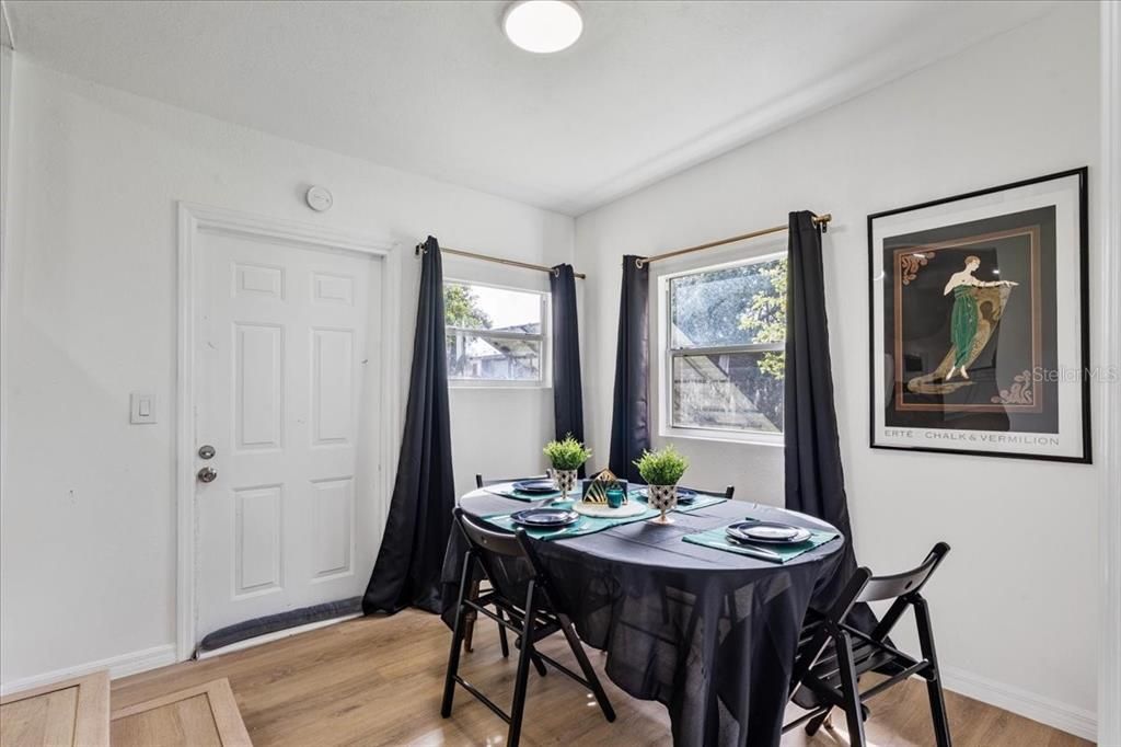 待售: $270,000 (3 贝兹, 1 浴室, 1086 平方英尺)