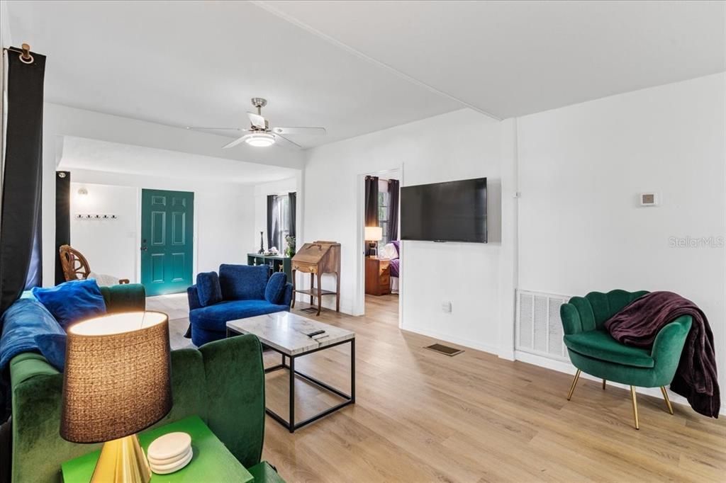 待售: $270,000 (3 贝兹, 1 浴室, 1086 平方英尺)