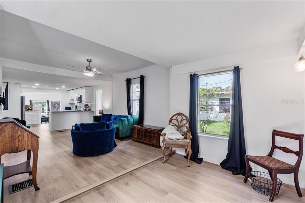 待售: $270,000 (3 贝兹, 1 浴室, 1086 平方英尺)