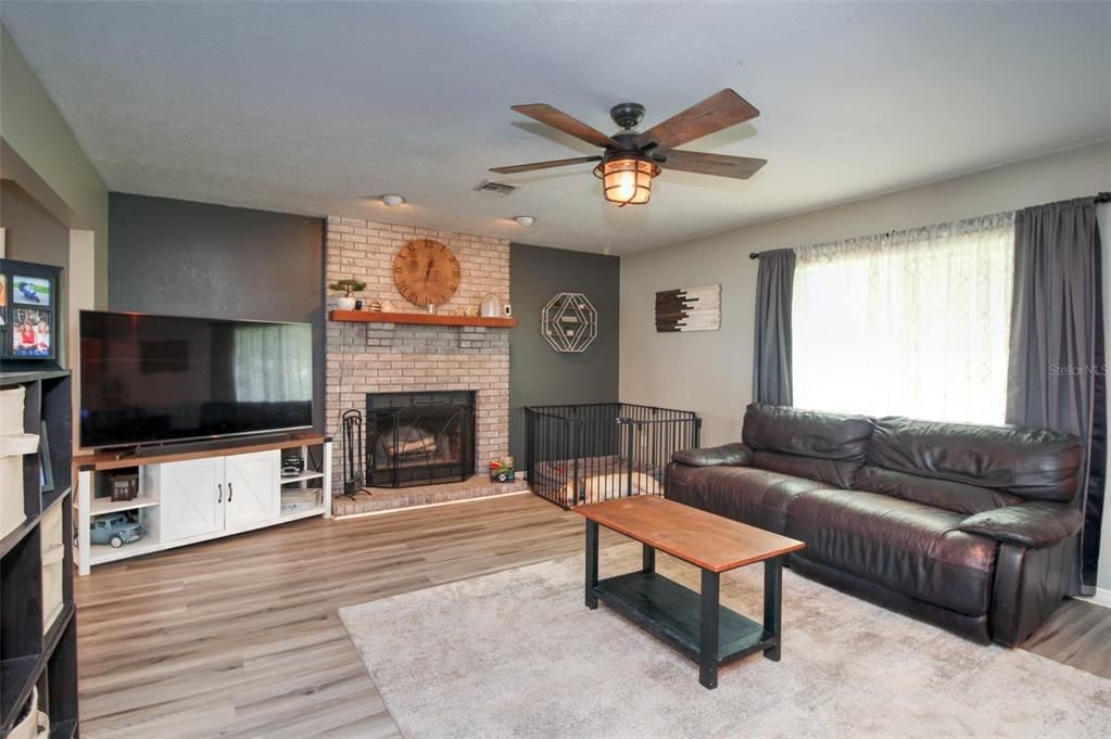 合同活跃: $329,900 (3 贝兹, 2 浴室, 1540 平方英尺)