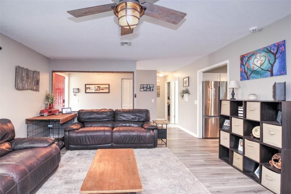 合同活跃: $329,900 (3 贝兹, 2 浴室, 1540 平方英尺)