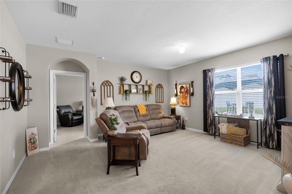 待售: $365,000 (4 贝兹, 2 浴室, 1827 平方英尺)