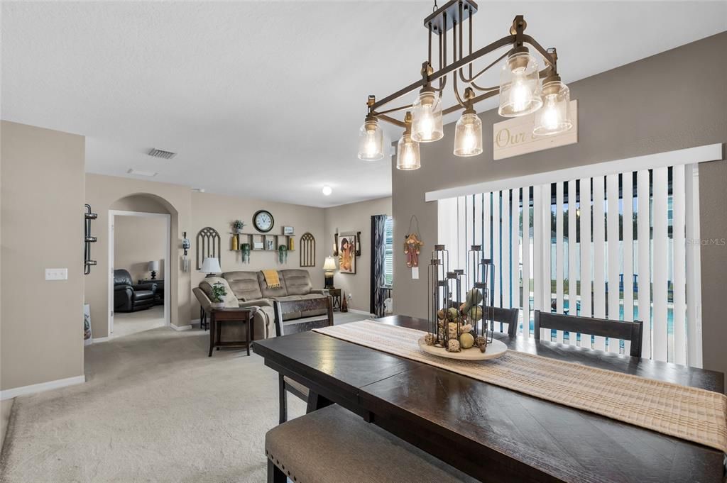 待售: $365,000 (4 贝兹, 2 浴室, 1827 平方英尺)