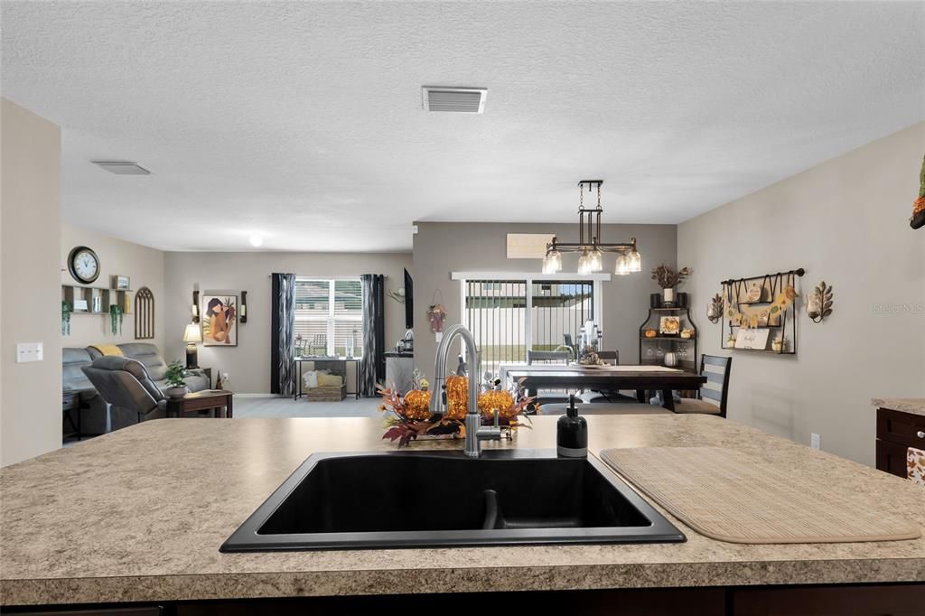 待售: $365,000 (4 贝兹, 2 浴室, 1827 平方英尺)