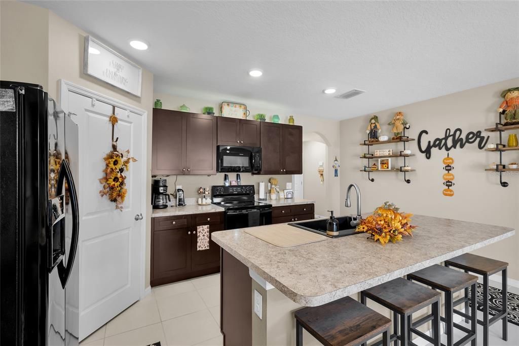 待售: $365,000 (4 贝兹, 2 浴室, 1827 平方英尺)