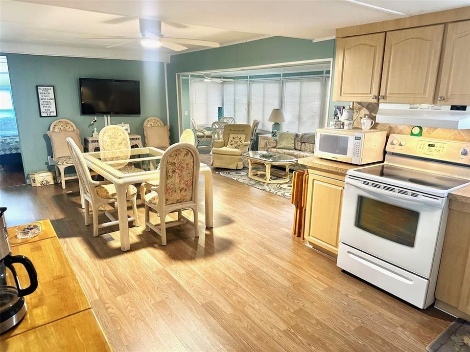 待售: $124,900 (2 贝兹, 2 浴室, 952 平方英尺)