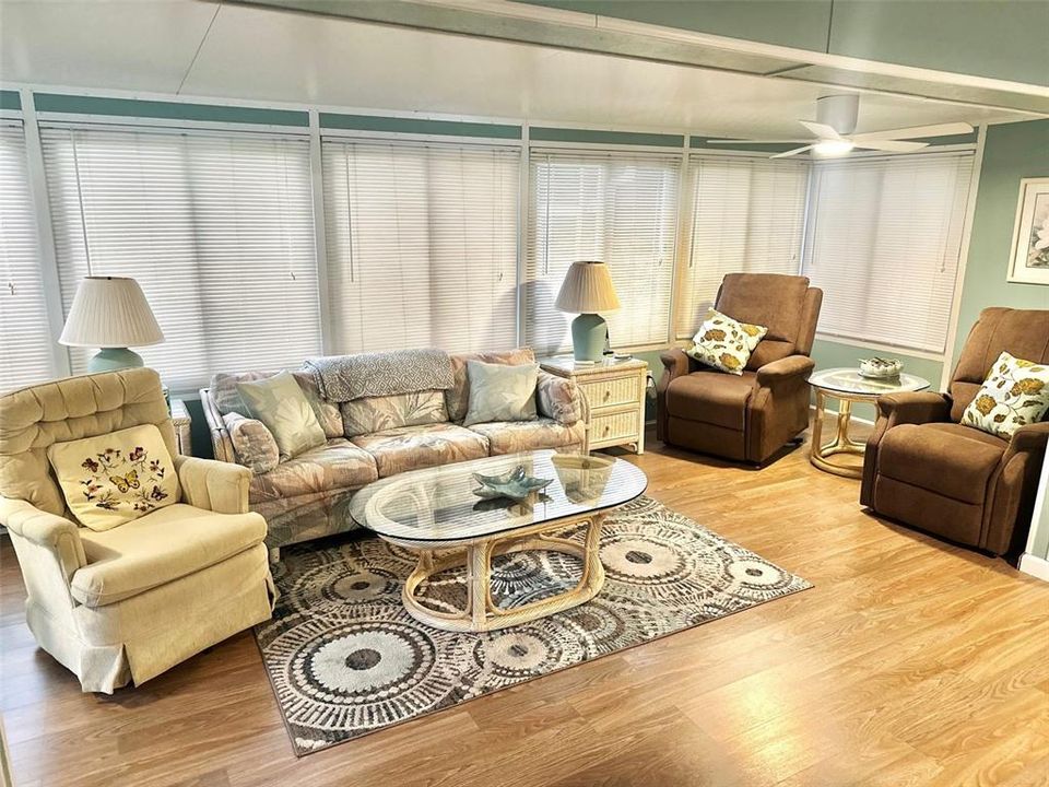 待售: $124,900 (2 贝兹, 2 浴室, 952 平方英尺)