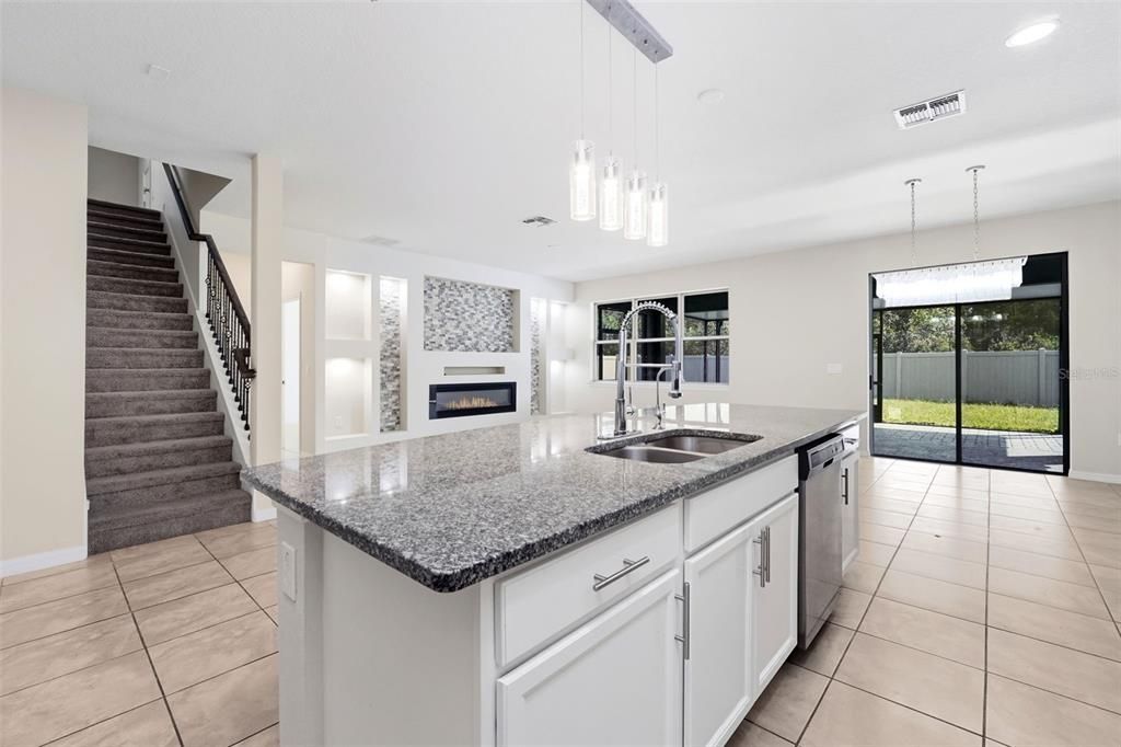 На продажу: $470,000 (5 спален, 3 ванн, 2820 Квадратных фут)