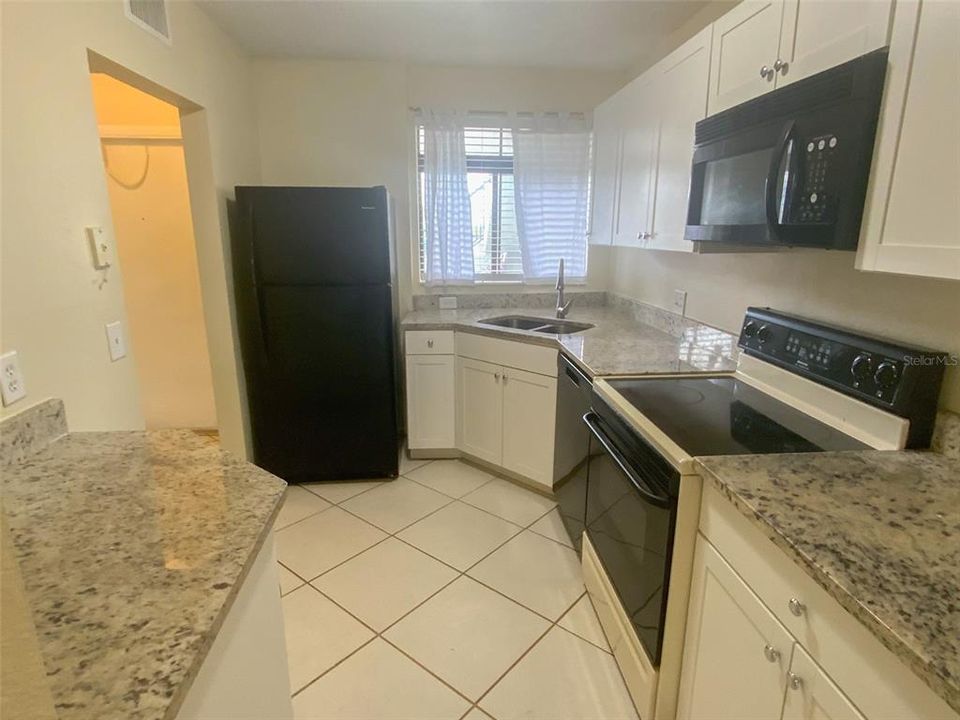 合同活跃: $1,500 (2 贝兹, 2 浴室, 1035 平方英尺)