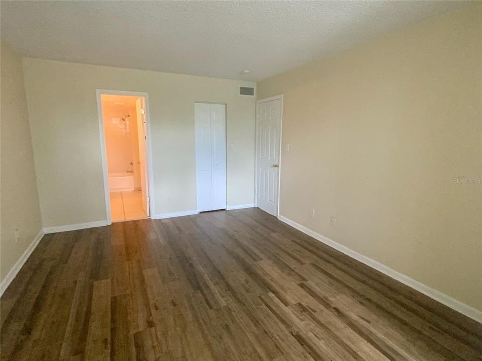 合同活跃: $1,500 (2 贝兹, 2 浴室, 1035 平方英尺)