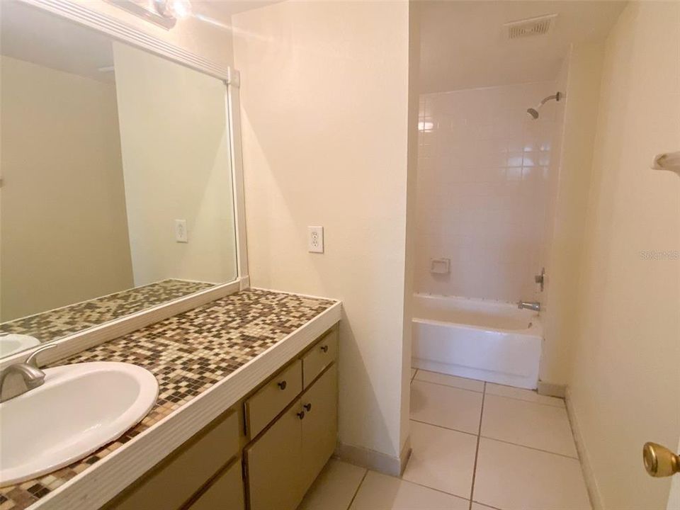 合同活跃: $1,500 (2 贝兹, 2 浴室, 1035 平方英尺)