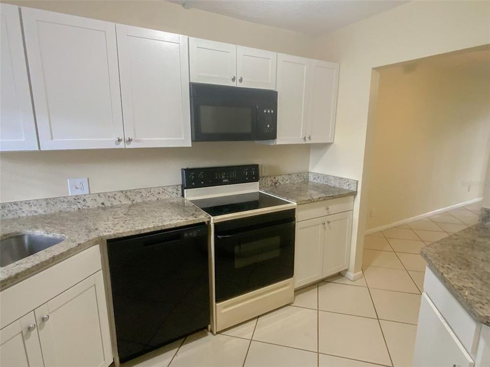 合同活跃: $1,500 (2 贝兹, 2 浴室, 1035 平方英尺)