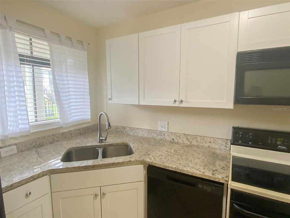 合同活跃: $1,500 (2 贝兹, 2 浴室, 1035 平方英尺)