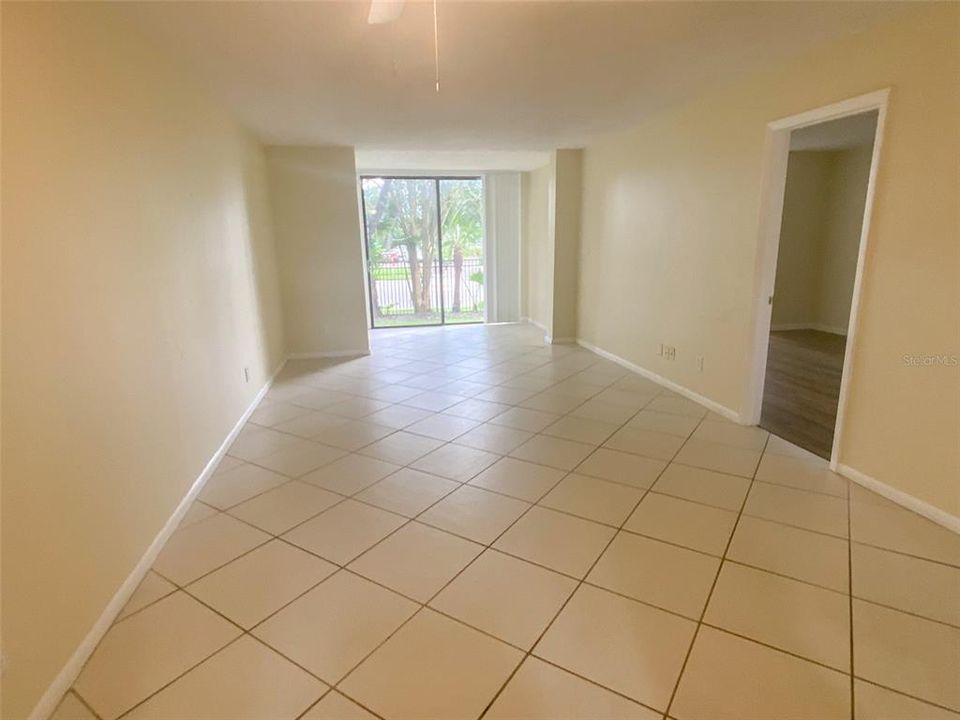 合同活跃: $1,500 (2 贝兹, 2 浴室, 1035 平方英尺)