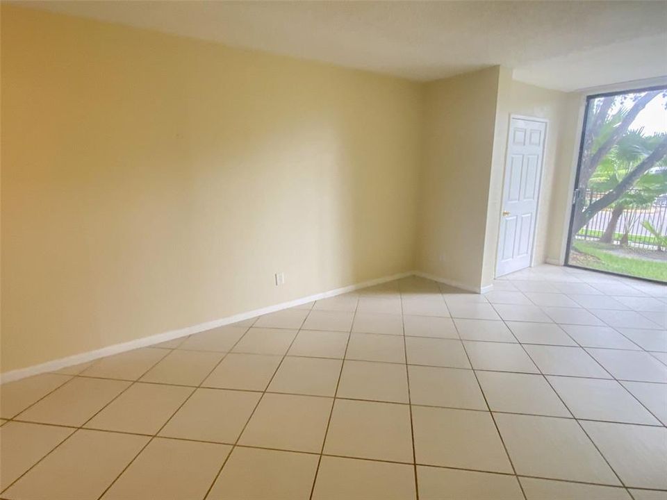 合同活跃: $1,500 (2 贝兹, 2 浴室, 1035 平方英尺)