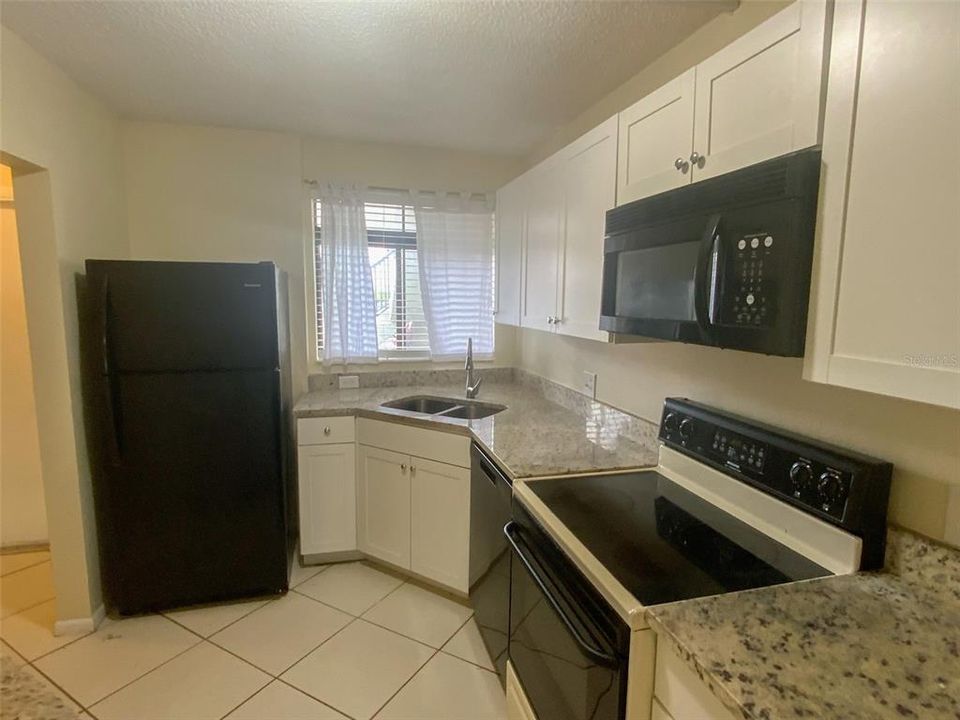 合同活跃: $1,500 (2 贝兹, 2 浴室, 1035 平方英尺)